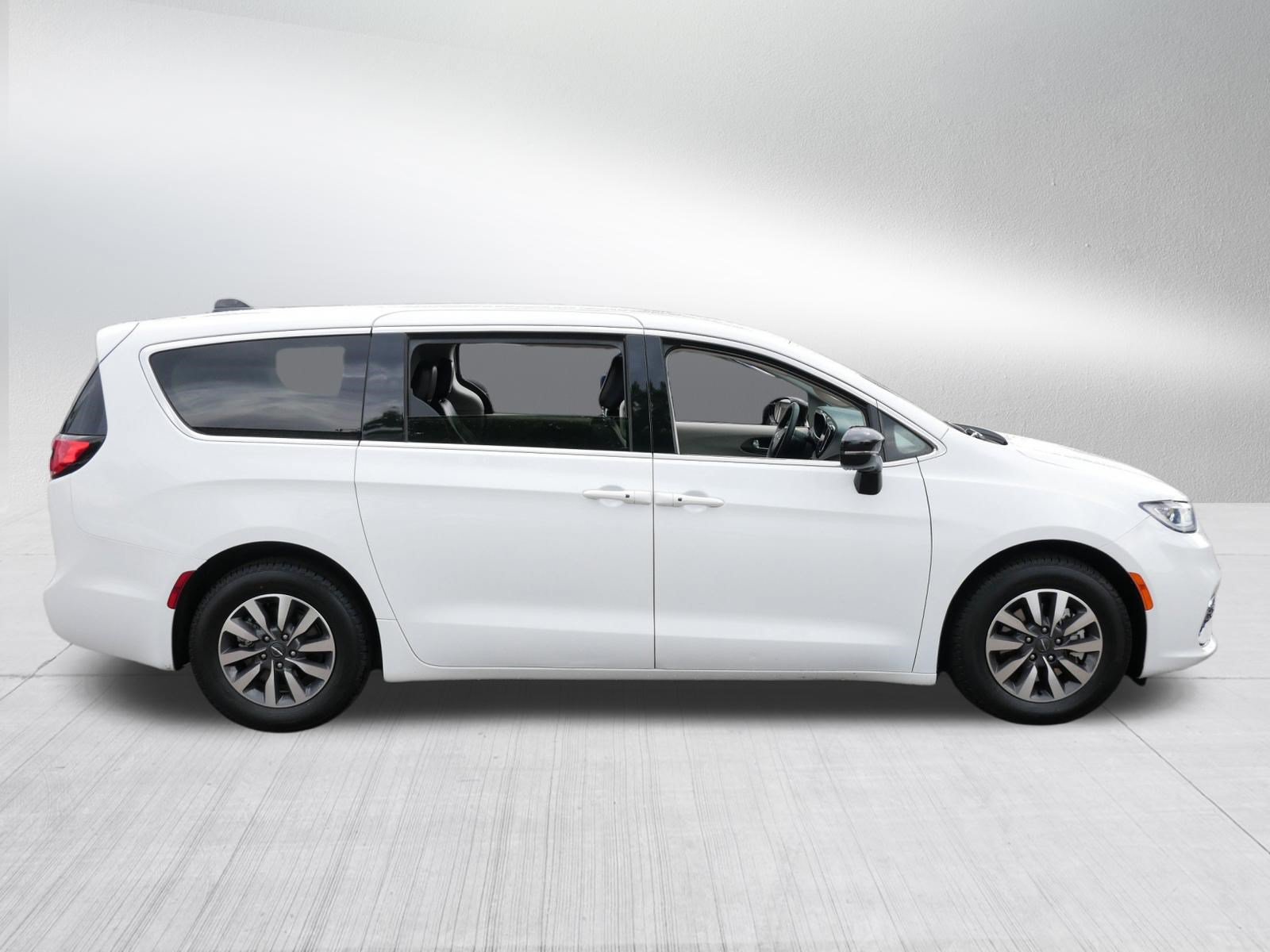 Used 2024 Chrysler Pacifica Limited FWD image 8