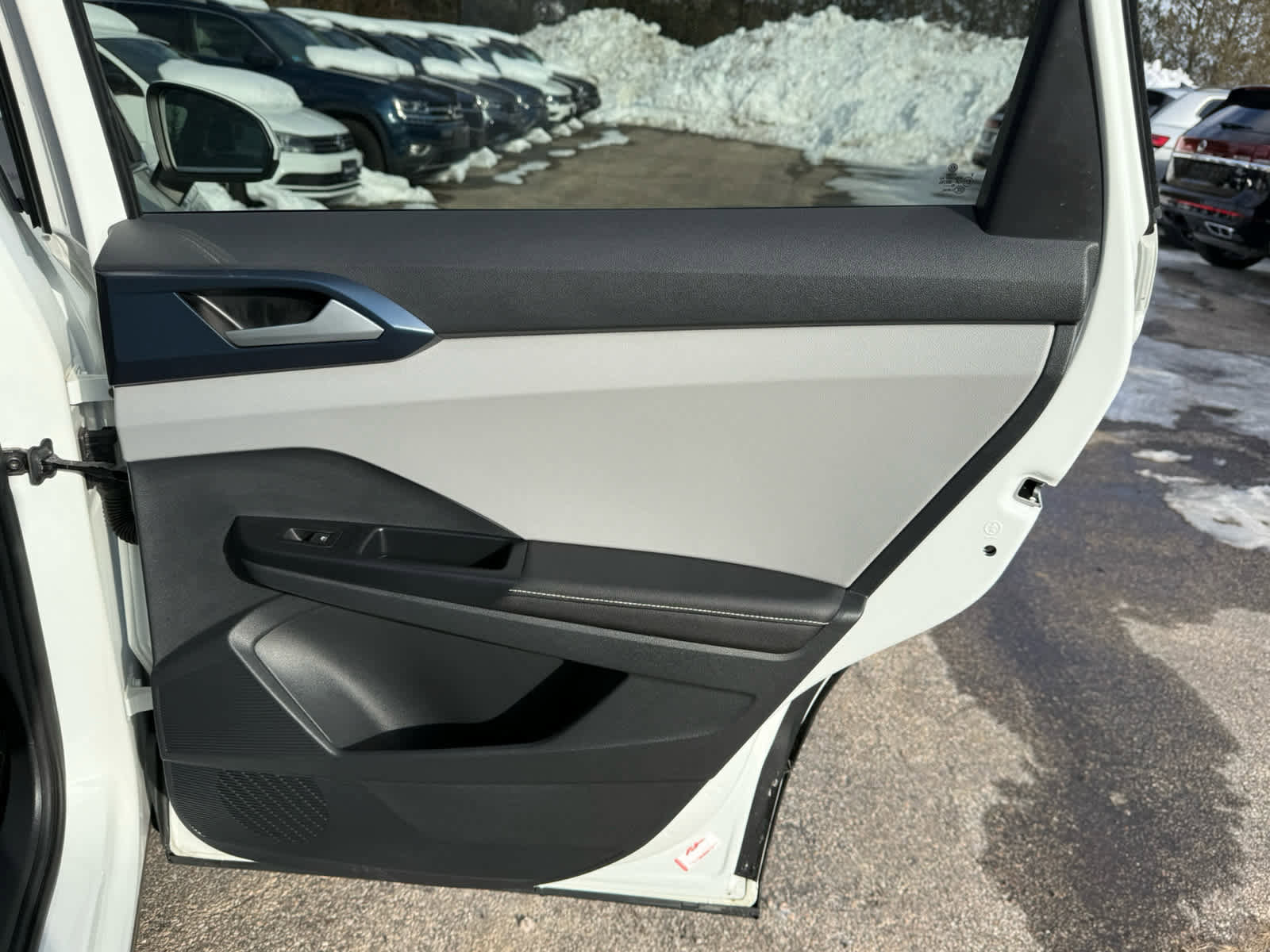 Used 2024 Volkswagen Taos SE image 11