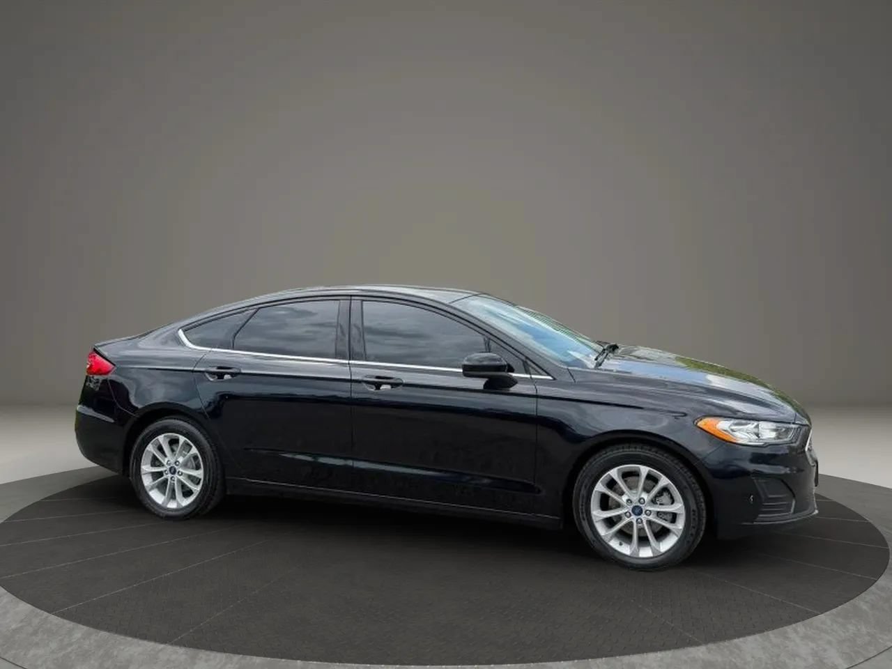 Used 2020 Ford Fusion SE FWD image 3