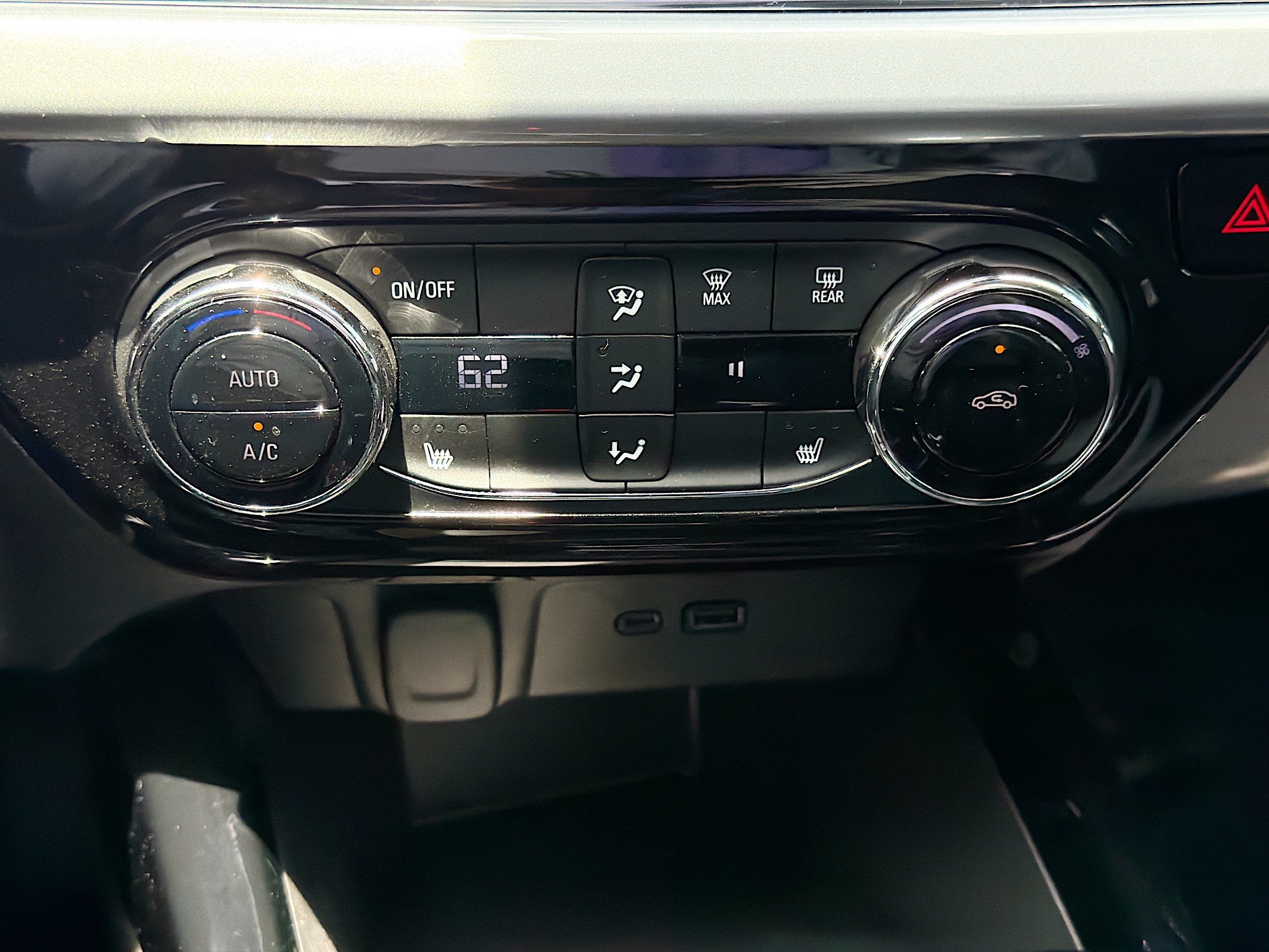 Used 2025 Chevrolet Trax LT w/ LT Convenience Package FWD image 32