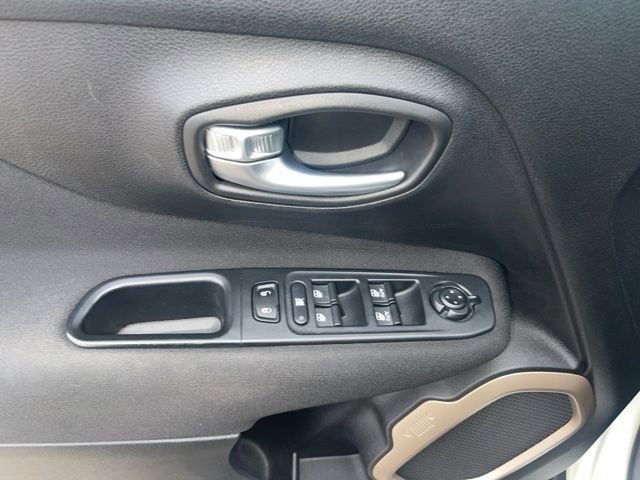 Used 2017 Jeep Renegade Latitude w/ Cold Weather Group AWD/4WD image 8