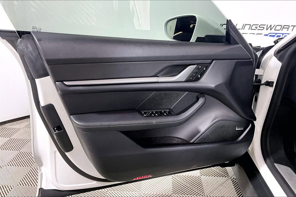 Used 2025 Porsche Taycan image 18