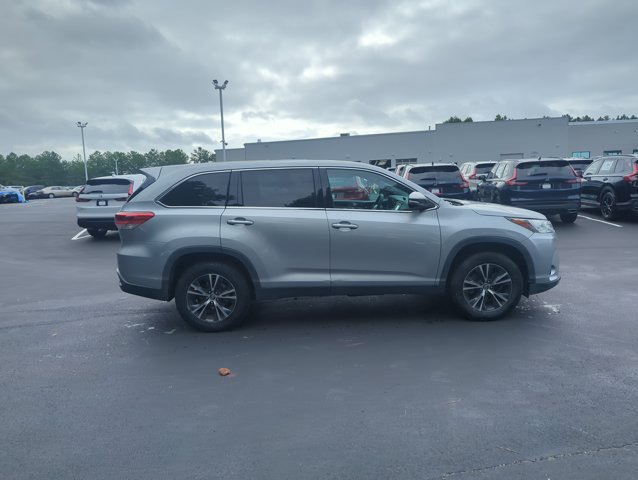 Used 2019 Toyota Highlander LE FWD image 4