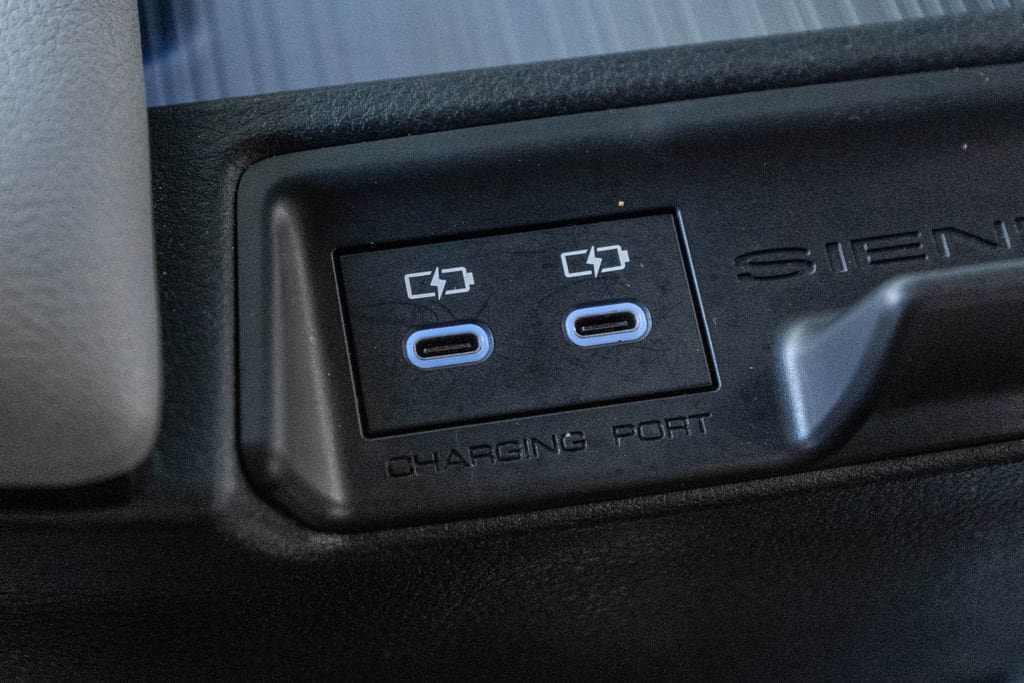 Used 2025 Toyota Sienna LE FWD image 32