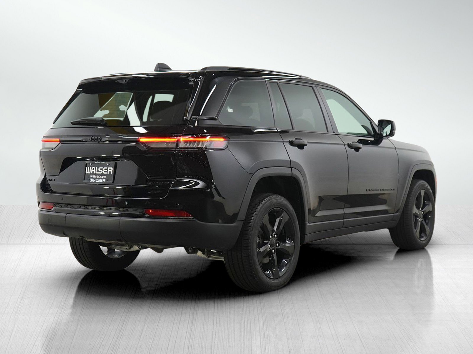 Used 2024 Jeep Grand Cherokee Limited w/ Luxury Tech Group II AWD/4WD image 5