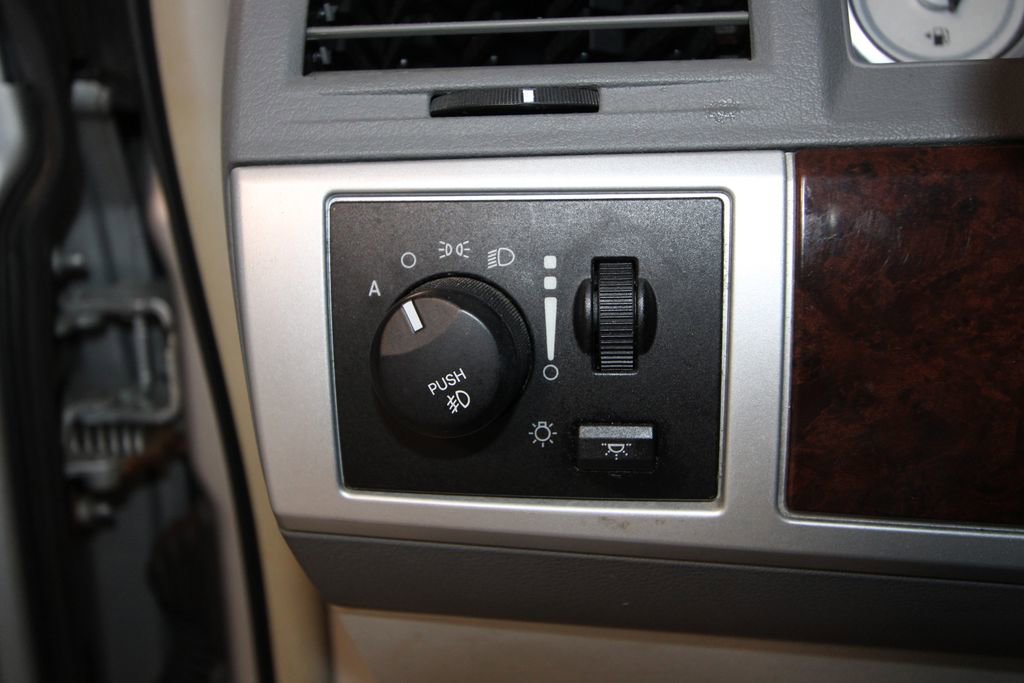 Used 2010 Chrysler Town & Country Touring image 9