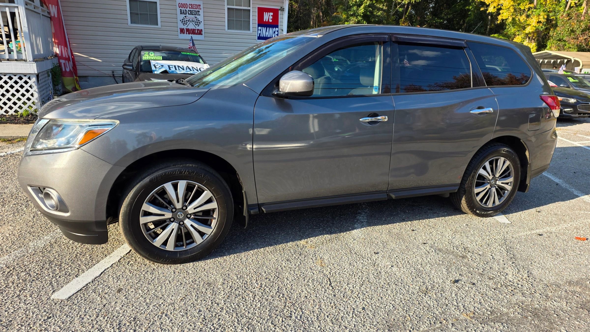 Used 2015 Nissan Pathfinder S image 2
