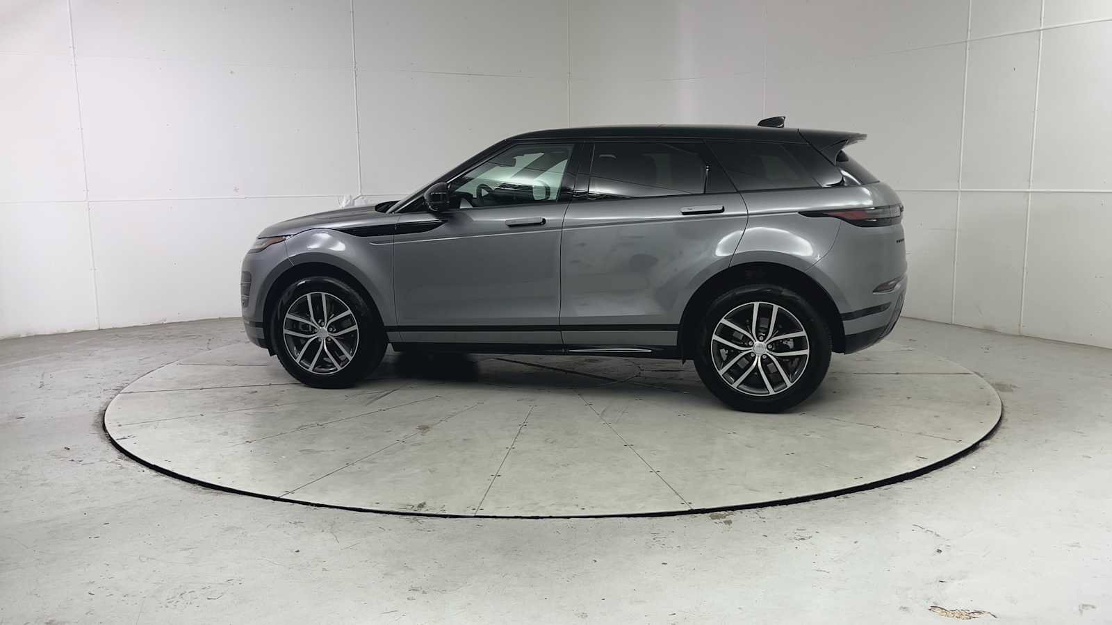 Used 2025 Land Rover Range Rover Evoque Dynamic SE AWD/4WD image 4