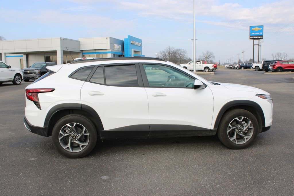 Used 2025 Chevrolet Trax LT w/ LT Convenience Package image 11