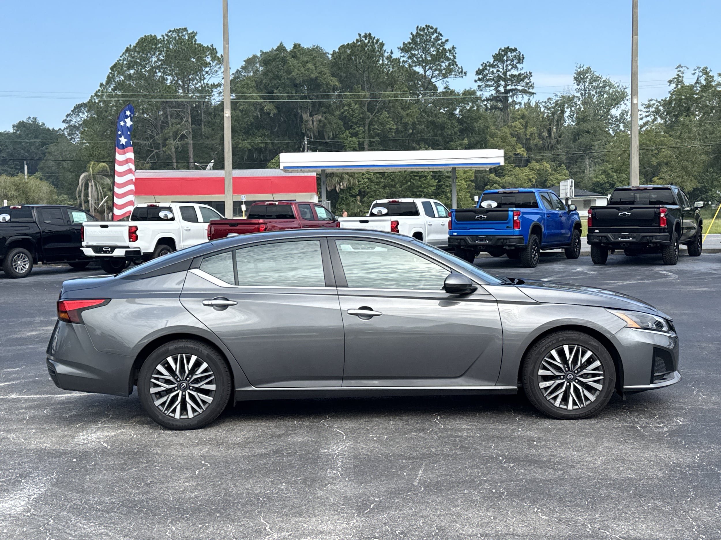 Used 2025 Nissan Altima 2.5 SV FWD image 8