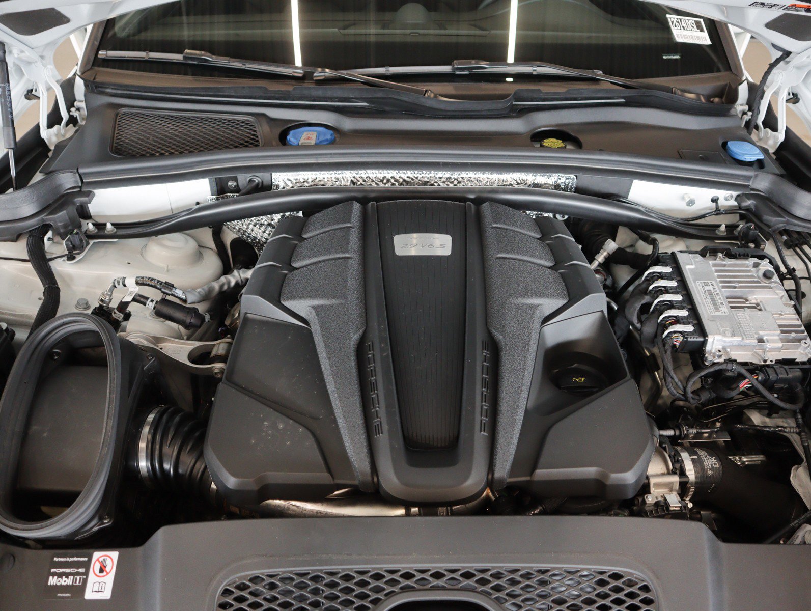 Certified 2025 Porsche Macan S AWD/4WD image 25