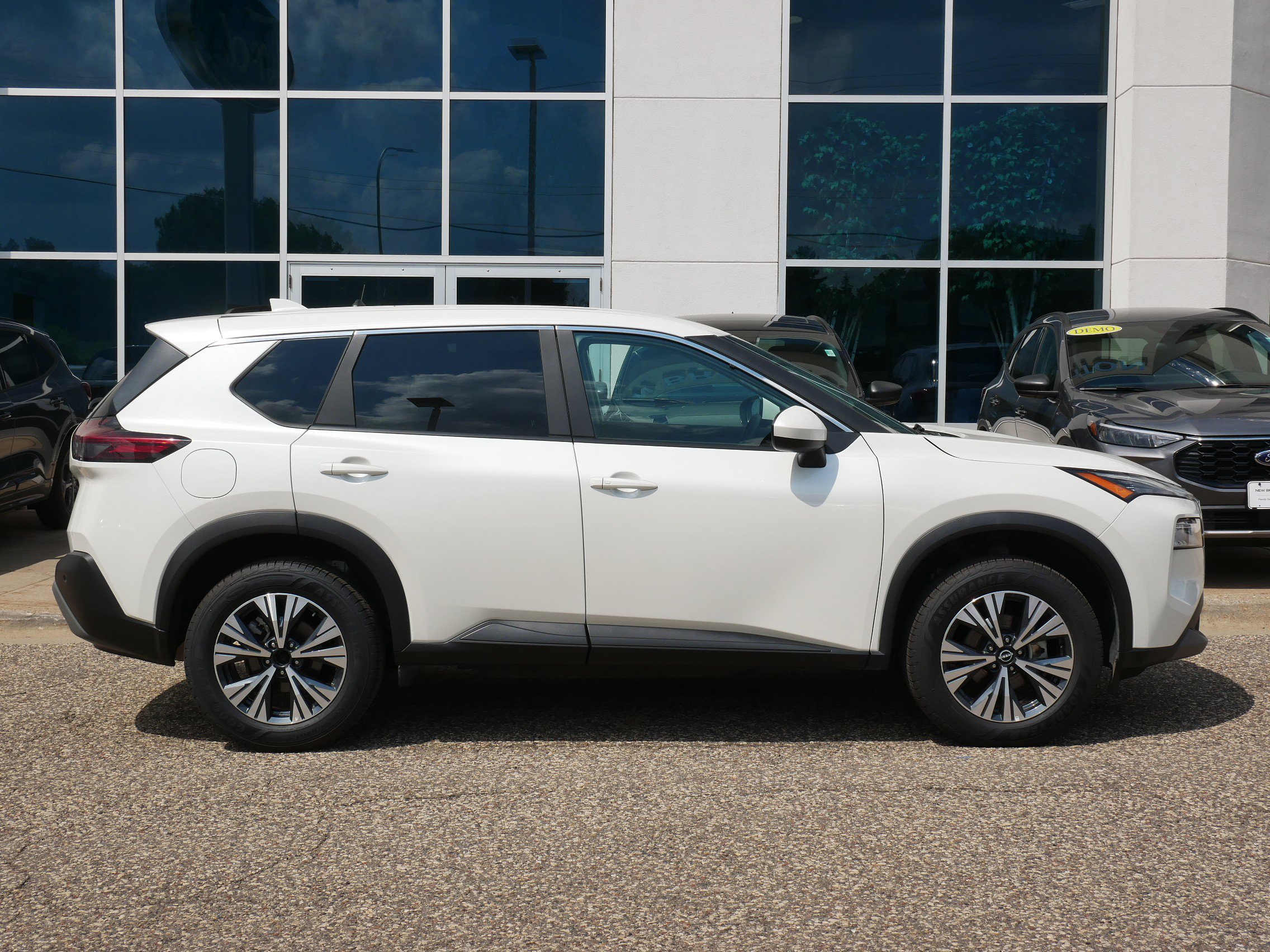 Used 2023 Nissan Rogue SV video 2