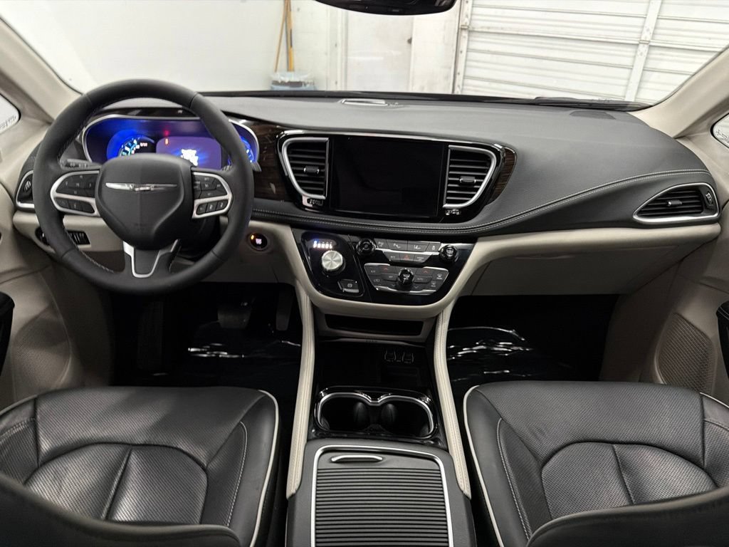 Used 2023 Chrysler Pacifica Limited FWD image 26