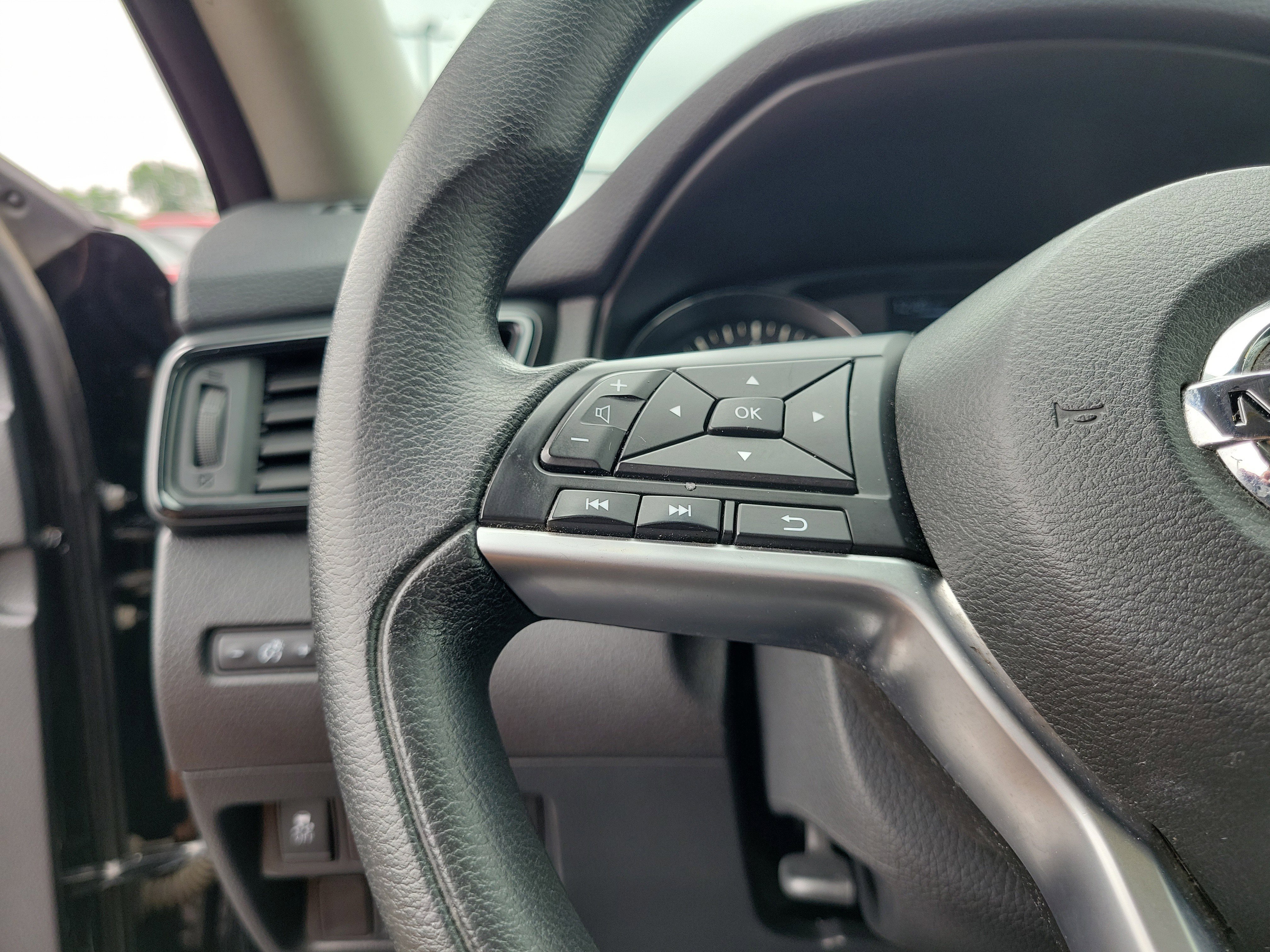 Used 2017 Nissan Rogue SV AWD/4WD image 22