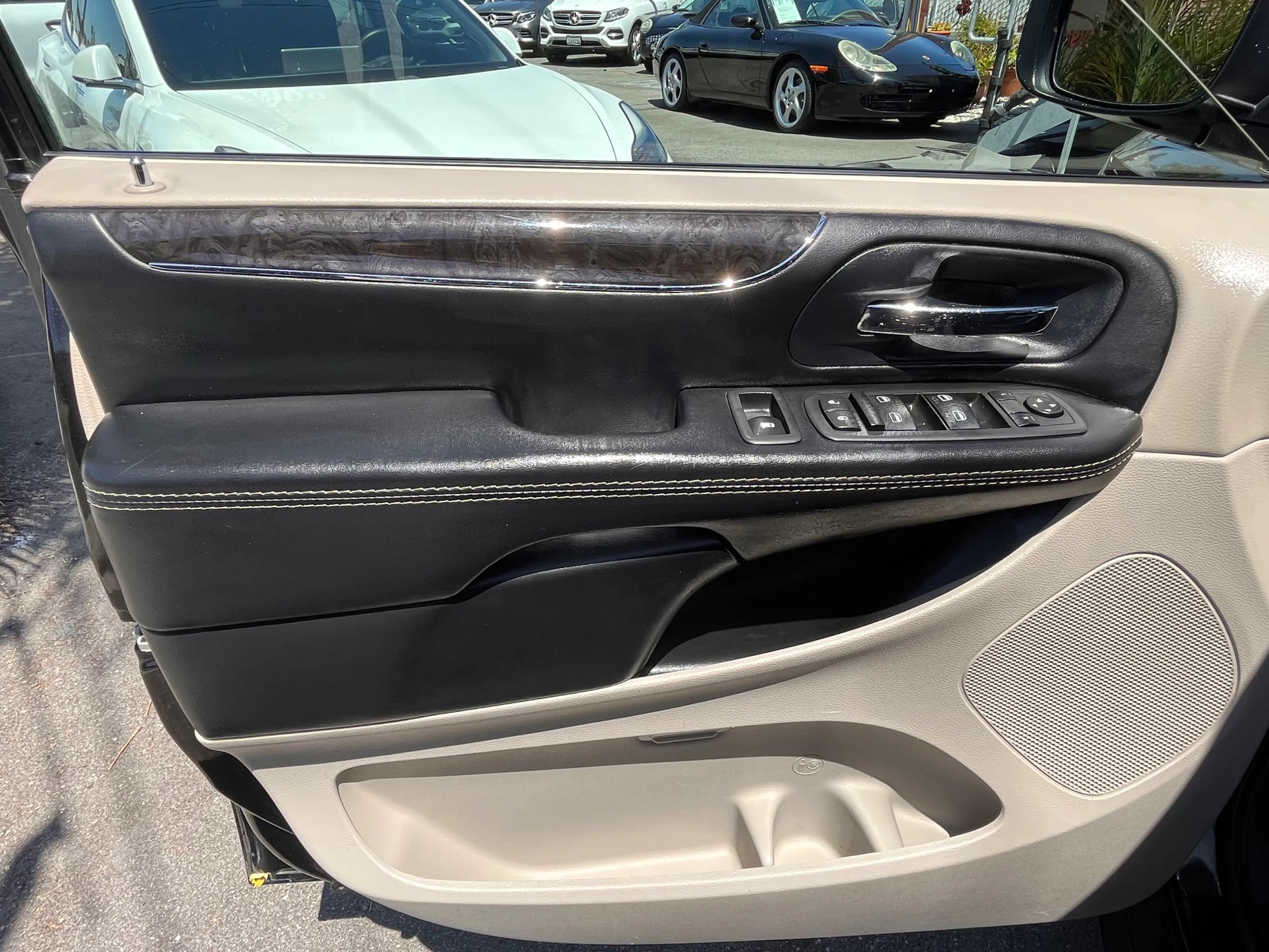 Used 2015 Chrysler Town & Country Touring FWD image 22