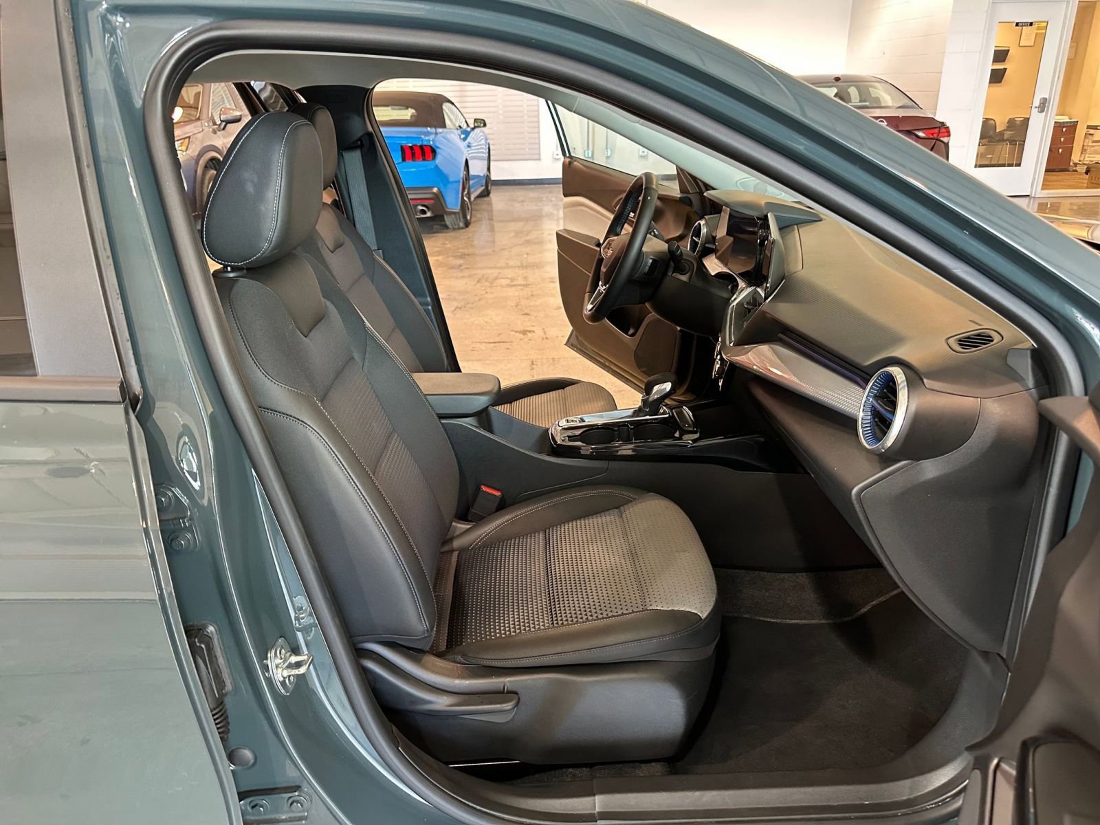 Used 2025 Chevrolet Trax LT w/ LT Convenience Package image 35