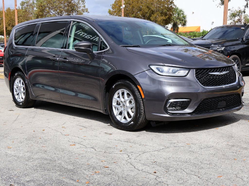 Used 2023 Chrysler Pacifica Touring-L FWD image 2