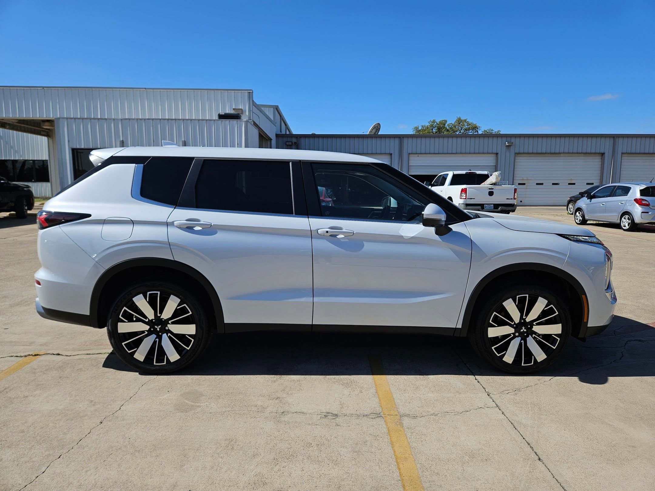 New 2026 Mitsubishi Outlander SE AWD/4WD image 6