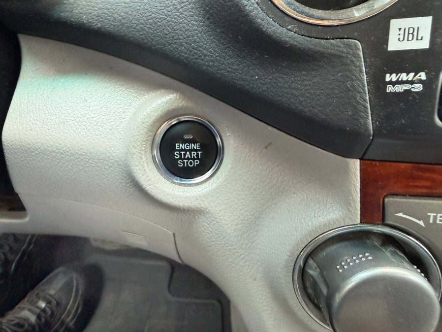 Used 2011 Toyota Highlander Limited w/ Tow Pkg AWD/4WD image 20