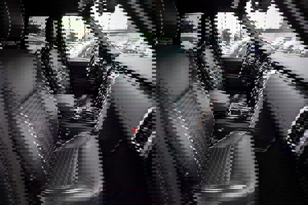 Used 2019 Land Rover Discovery HSE image 16