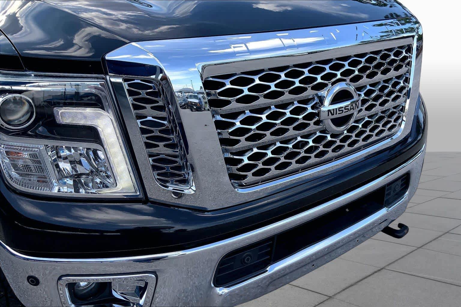 Used 2019 Nissan Titan SL w/ Chrome Package AWD/4WD image 30
