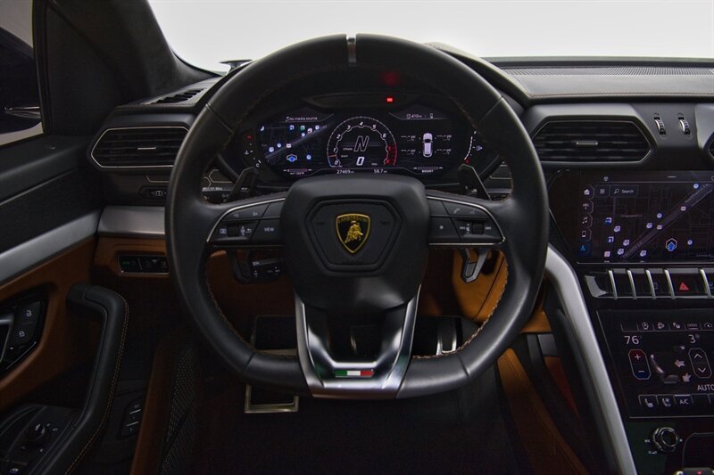 Used 2022 Lamborghini Urus AWD/4WD image 20
