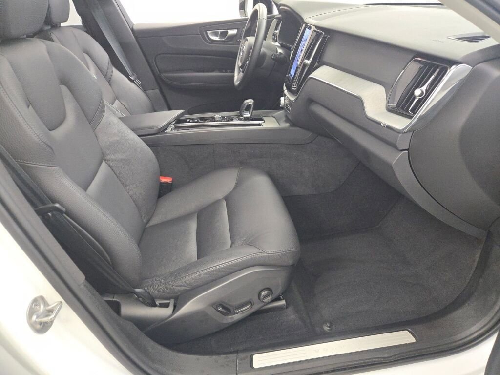 Used 2025 Volvo XC60 B5 Plus image 7