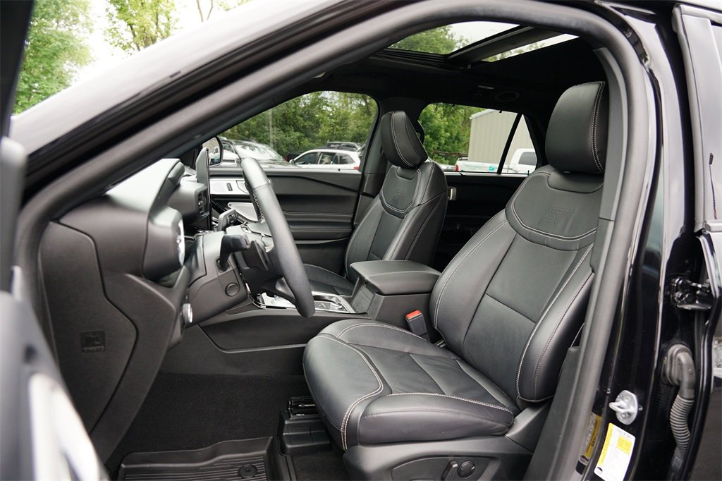 Used 2023 Ford Explorer ST w/ Technology Package image 12