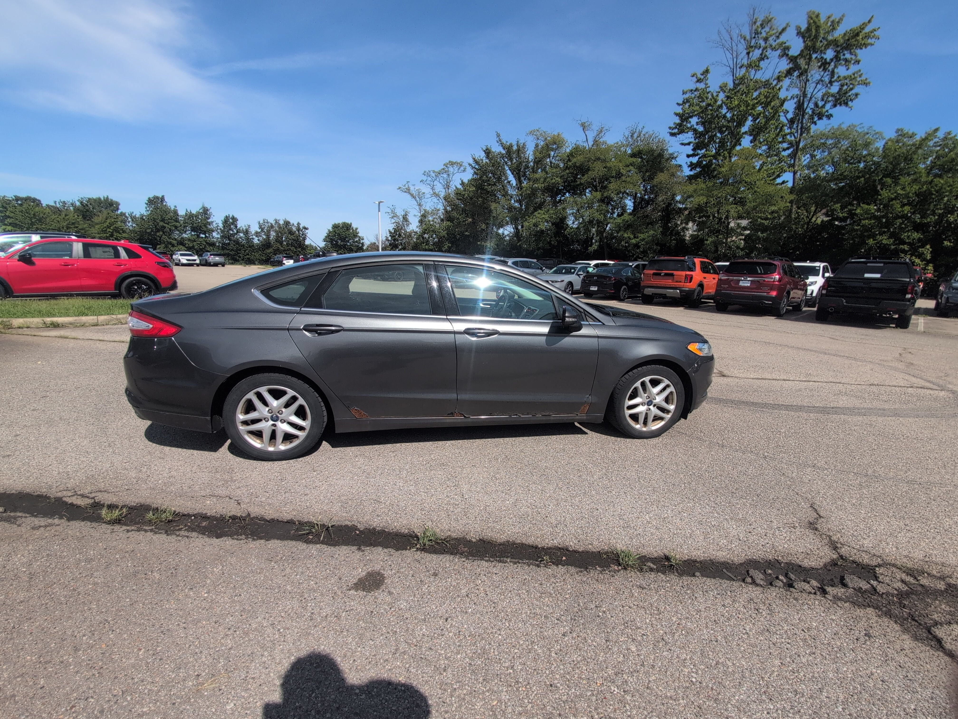 Used 2016 Ford Fusion SE FWD image 2