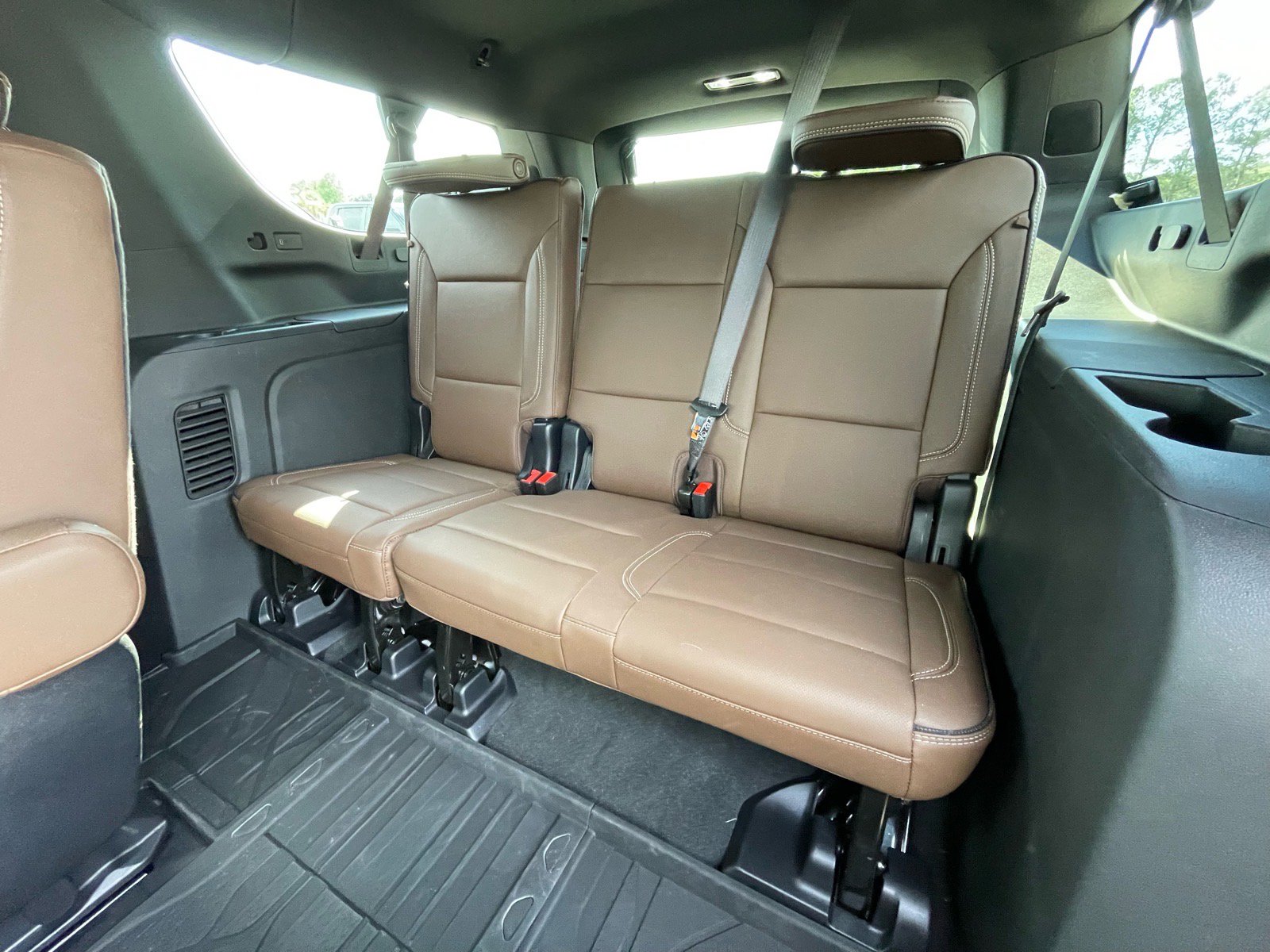 Used 2025 Chevrolet Suburban High Country image 17