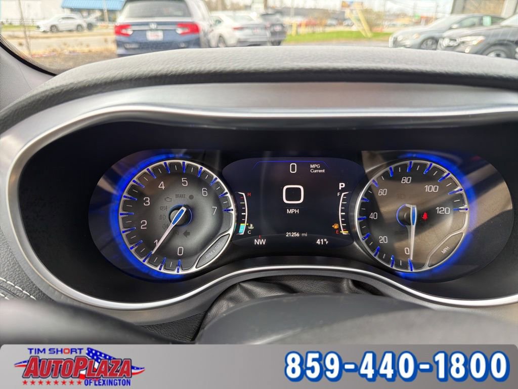 Used 2025 Chrysler Pacifica Limited FWD image 3