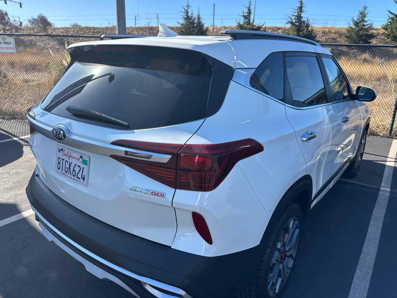 Used 2021 Kia Seltos SX w/ SX Sunroof Package AWD/4WD image 4