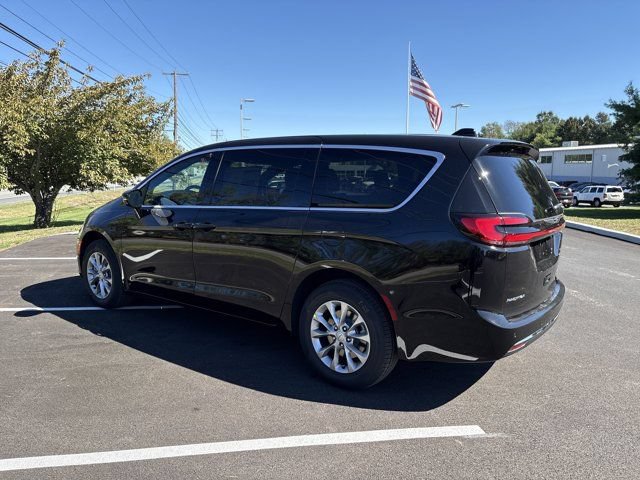 Used 2026 Chrysler Pacifica Select AWD/4WD image 4