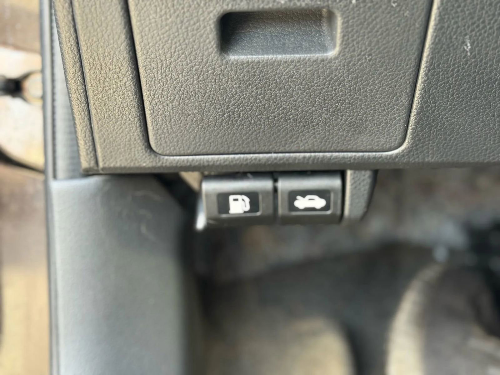 Used 2011 Nissan Versa SL w/ Premium Pkg FWD image 17