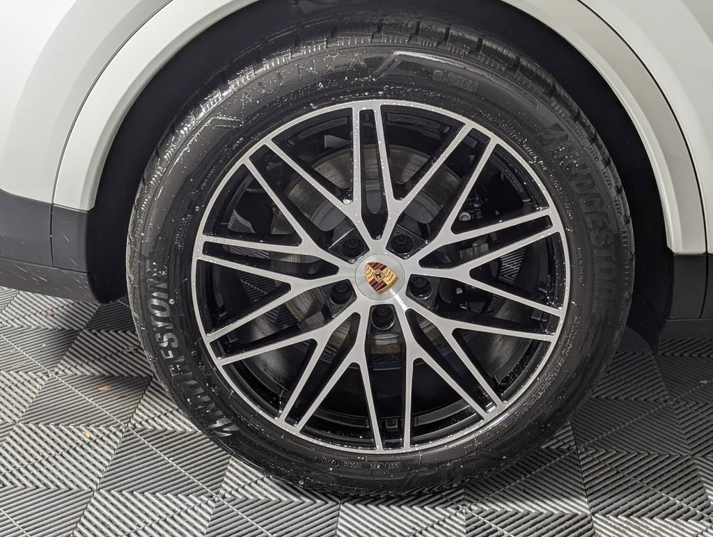 Certified 2025 Porsche Cayenne Coupe image 13