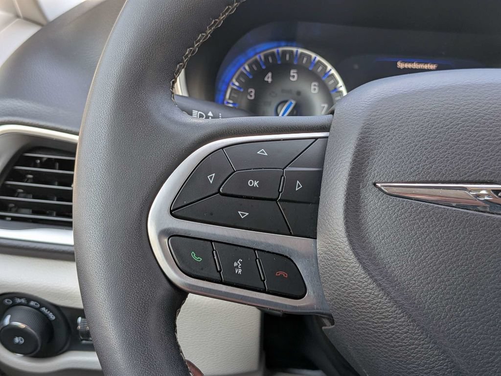 Used 2024 Chrysler Pacifica Touring-L FWD image 25