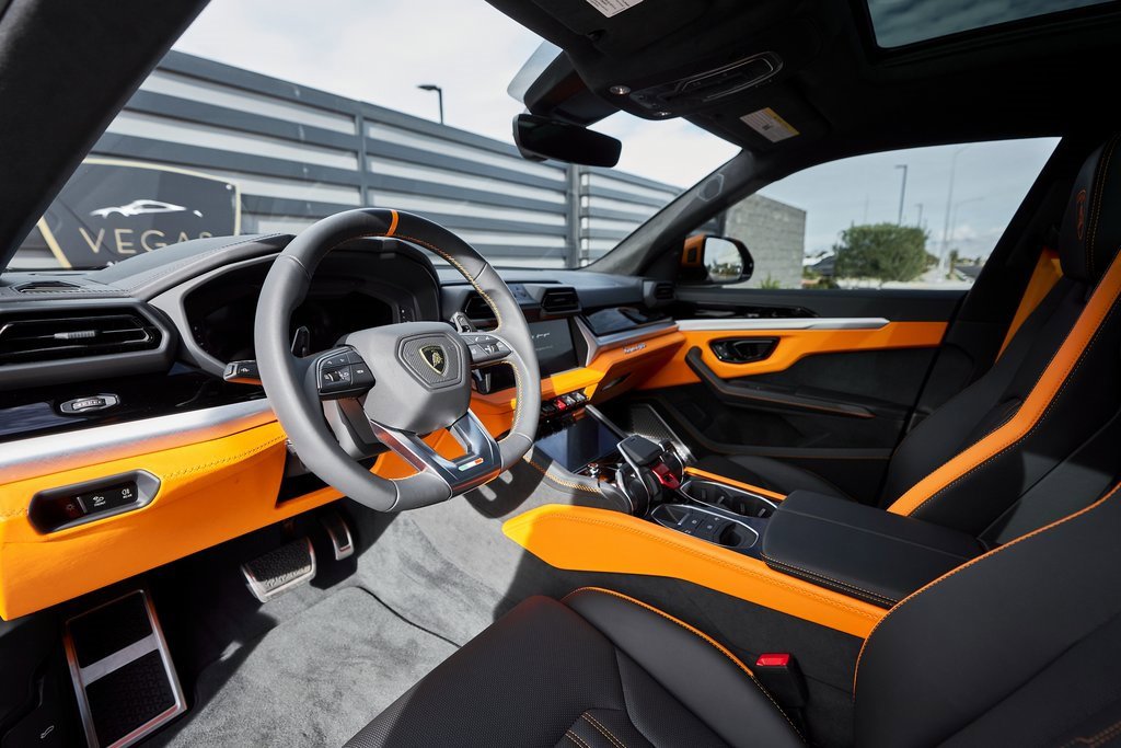 Used 2025 Lamborghini Urus SE image 2
