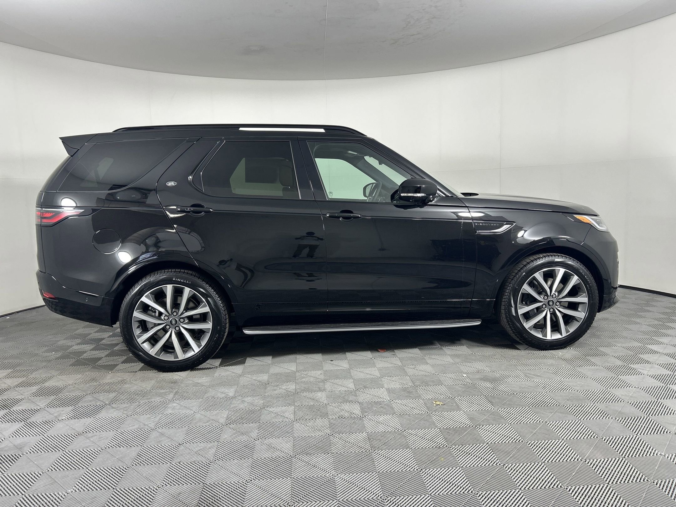 New 2025 Land Rover Discovery Dynamic SE image 6