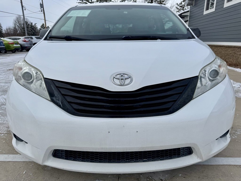 Used 2017 Toyota Sienna L image 3
