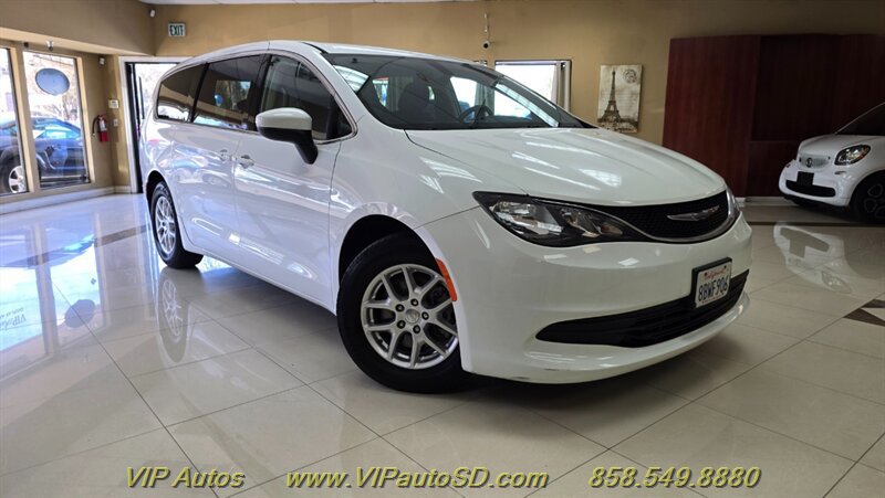 Used 2017 Chrysler Pacifica Touring FWD image 1