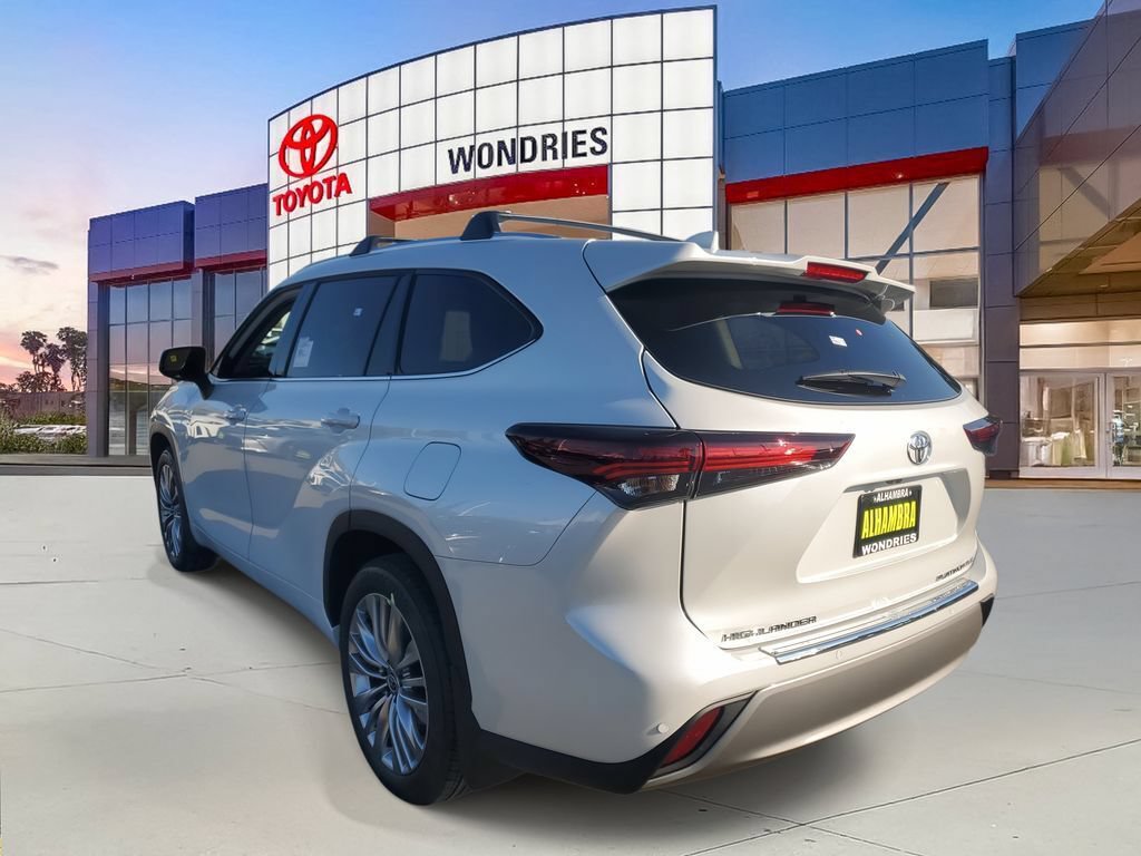 New 2026 Toyota Highlander AWD image 3