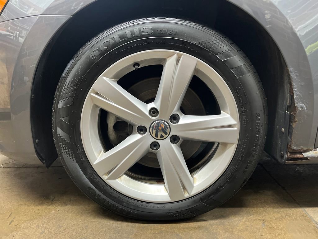 Used 2013 Volkswagen Passat 2.5 SE image 28
