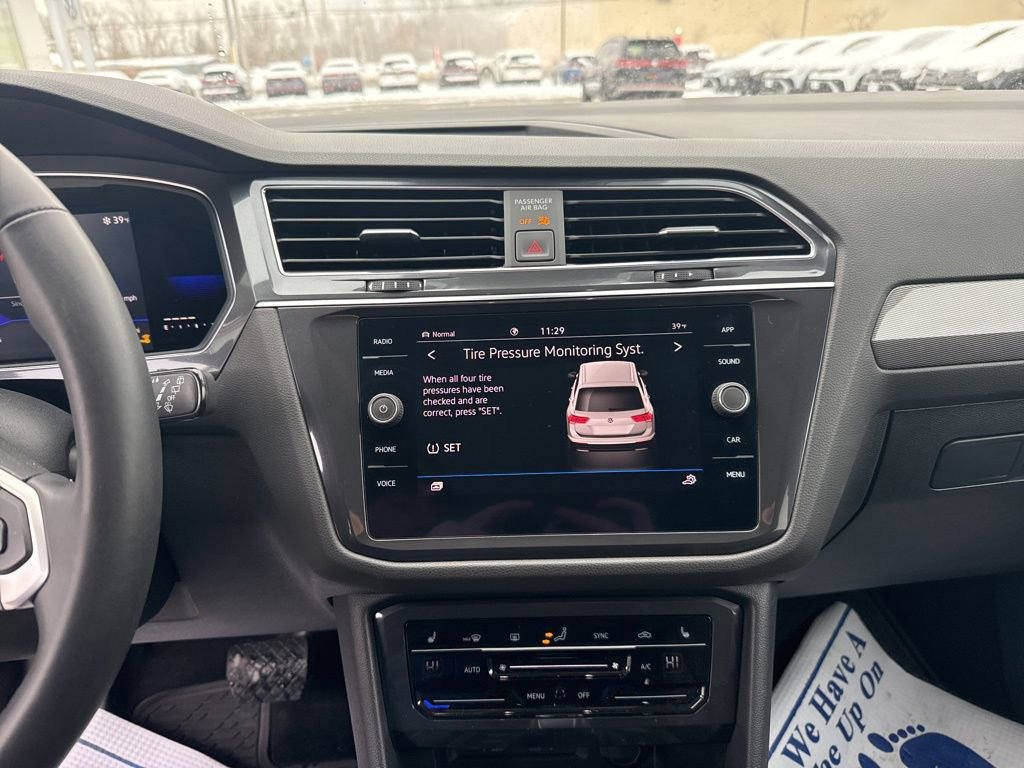 Used 2022 Volkswagen Tiguan SE w/ Panoramic Sunroof Package image 22