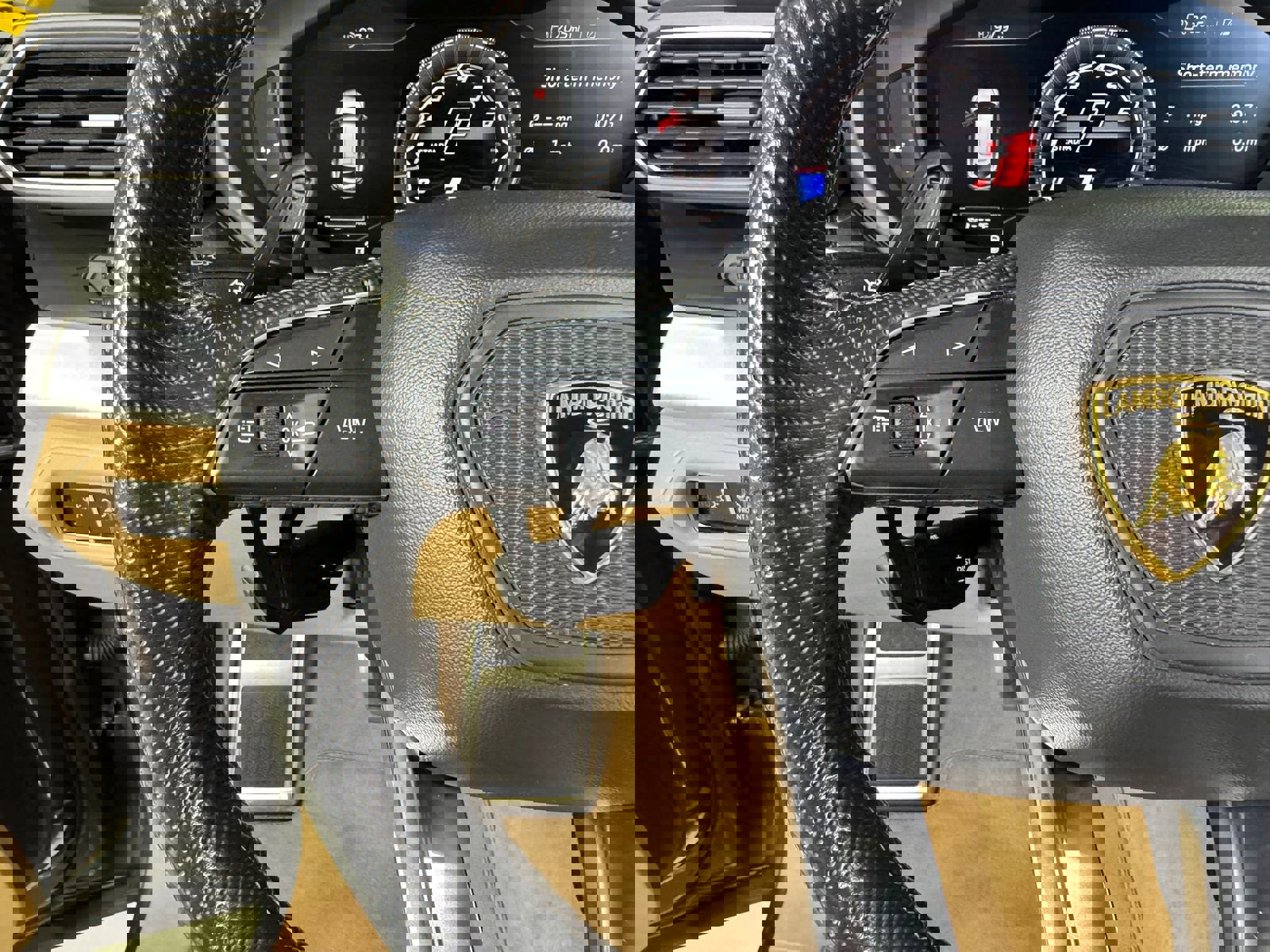 Used 2021 Lamborghini Urus image 22