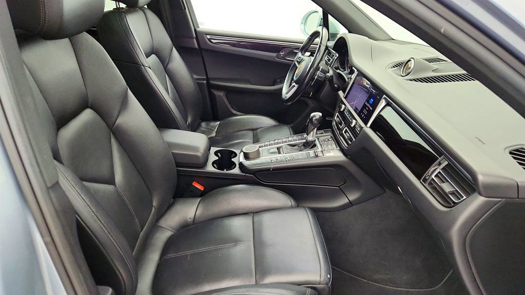 Used 2020 Porsche Macan AWD with Premium Package Plus image 25