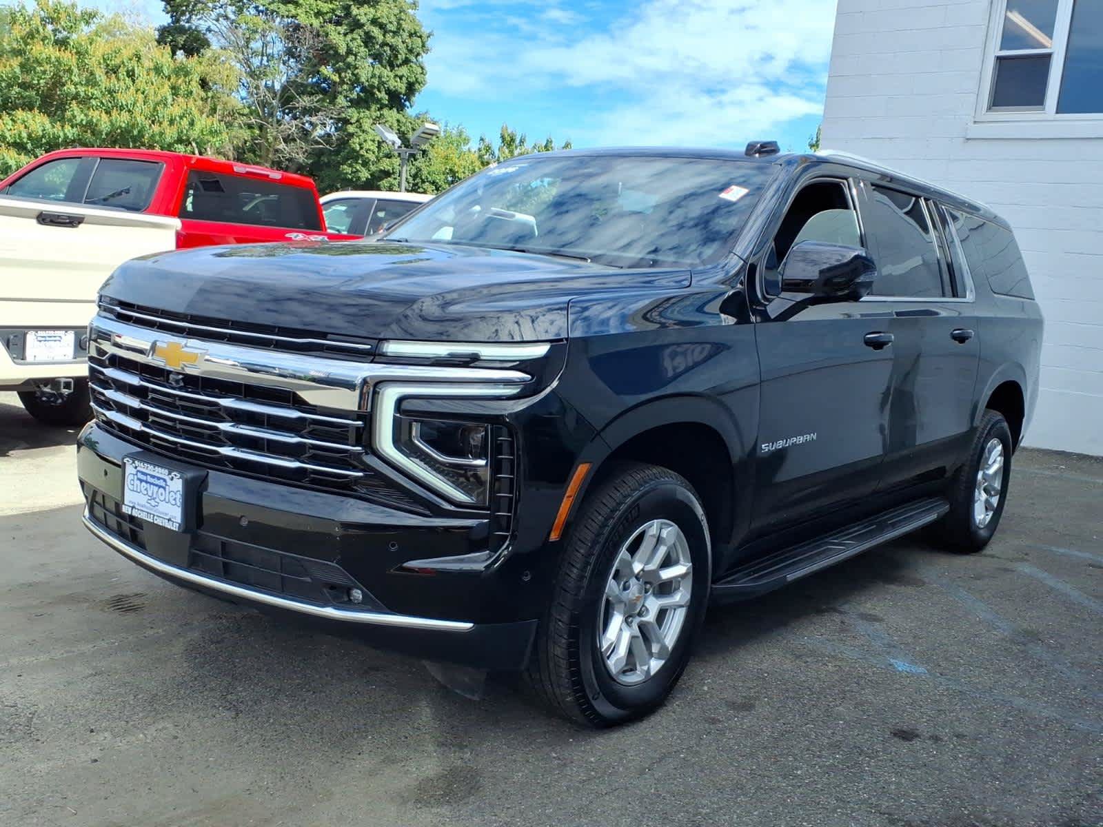 Used 2026 Chevrolet Suburban LT w/ Comfort Package AWD/4WD image 3