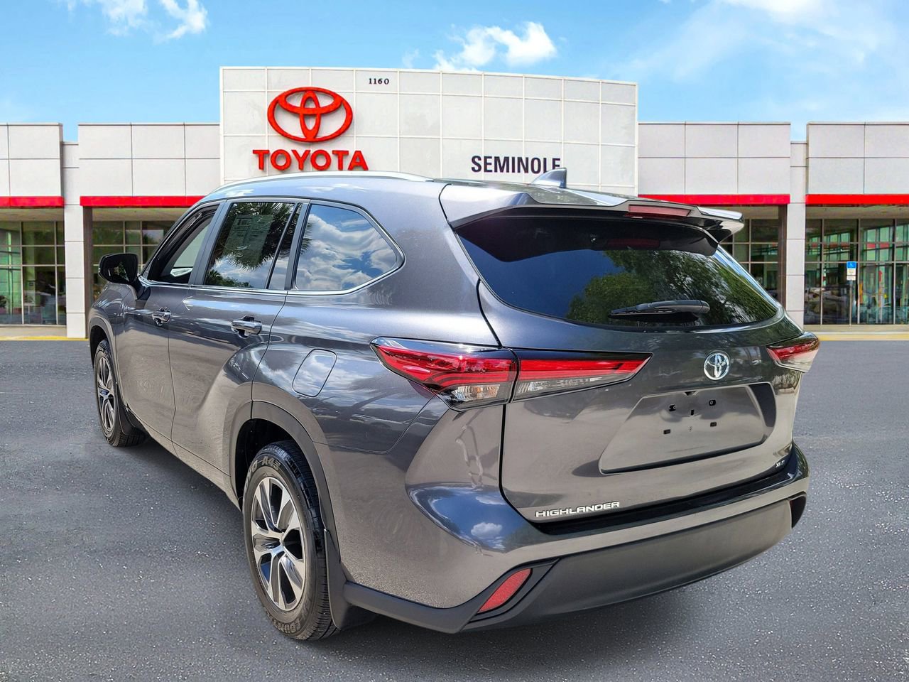 Used 2023 Toyota Highlander XLE FWD image 4