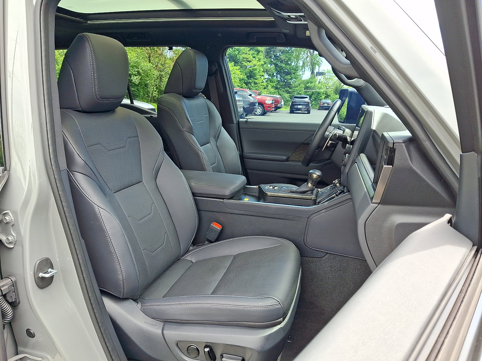 Used 2025 Lexus GX 550 w/ Accessory Package (2T) AWD/4WD image 3