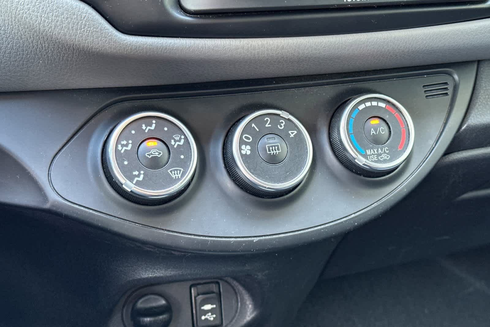 Used 2015 Toyota Yaris L image 19