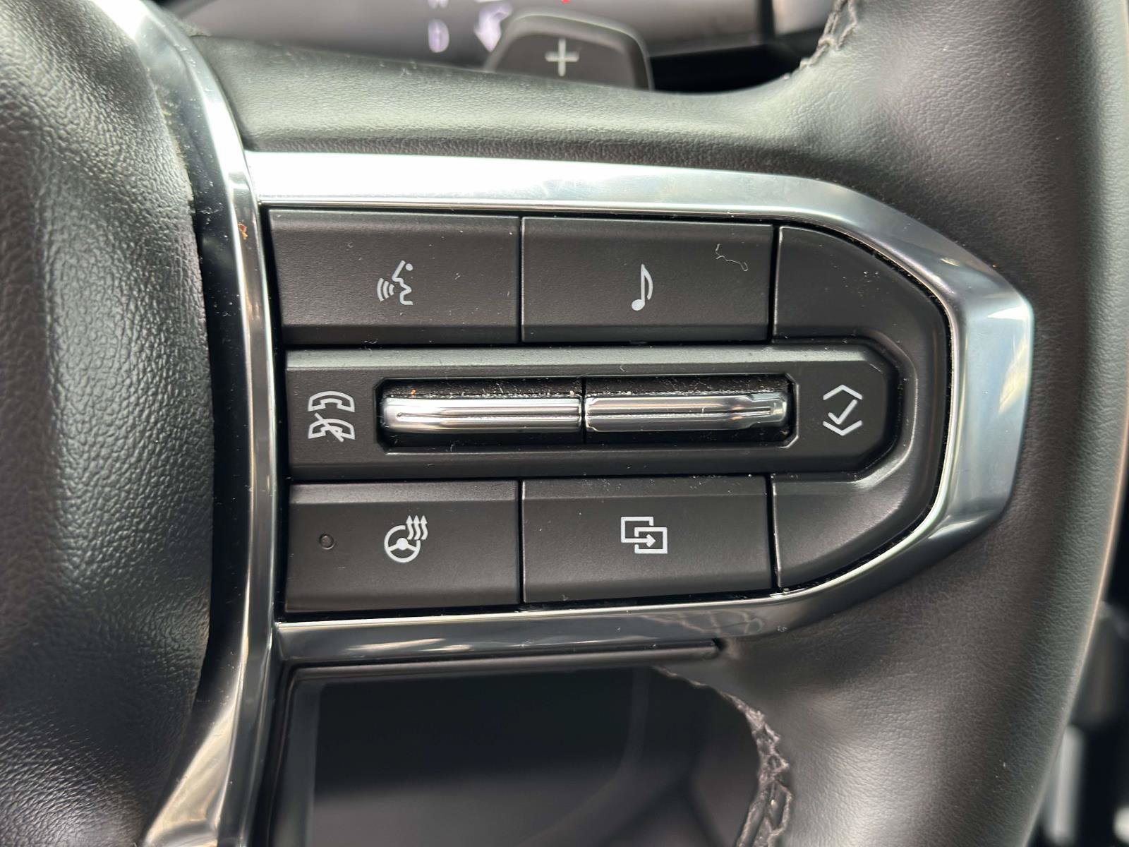 Used 2025 GMC Yukon XL Denali AWD/4WD image 18